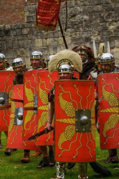 Bir canlandırma etkinliğinde Roma askeri geleneğinin otantik gösterisi, York, Yorkshire, İngiltere.