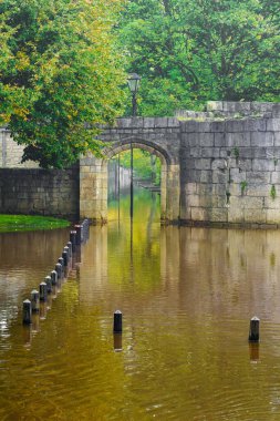 Marygate Kulesi kemer yolu ve patikası kısmen York, Yorkshire, İngiltere 'de sel sularına batmış..