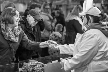 Gerçek sokak fotoğrafçılığı yerel ticaret ve insan ilişkilerini, Harrogate, Yorkshire, İngiltere 'yi yakalıyor.