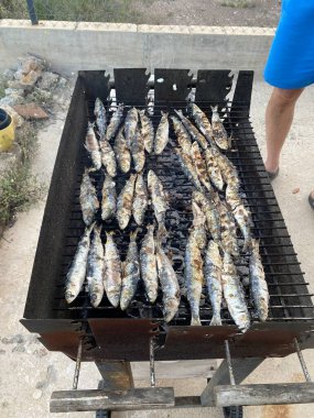 Geleneksel Katalan yemekleri, sardalya kızartmaları, arkadaşlarla parti.