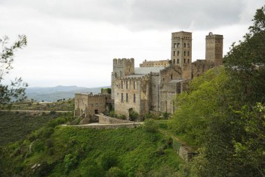 Cap de Creus Doğal Parkı 'ndaki Sant Pere de Rodes Manastırı. Alt Emporda 'da eski bir Benedikt manastırıdır.