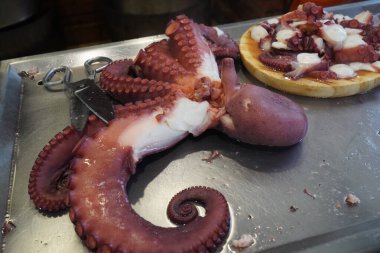 Bir masada ahtapot ve dokunaçları kesilerek tipik bir Galiçya tabağında servis edilir. yatay.