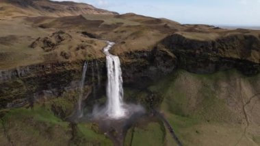 Baharda İzlanda 'da bir Seljalandsfoss şelalesi. Güçlü bir görüntü. Hava aracı görüntüleri yatay.