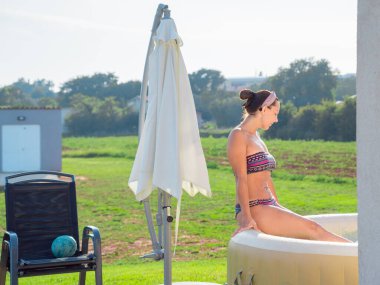 Evin önündeki şişme girdap içinde bir kız..