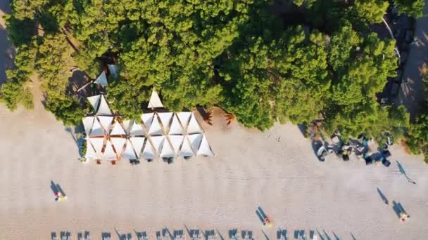 Empty Beach White Sand Sun Loungers Sea Turquoise Water — Αρχείο Βίντεο