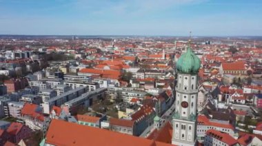 Augsburg şehir merkezinin en üst manzarası. St. Ulrich Kilisesi.
