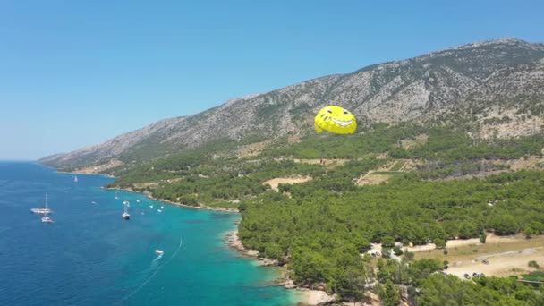 Paralotniarstwo Nad Adriatykiem Pobliżu Wyspy Brac Chorwacja — Wideo stockowe