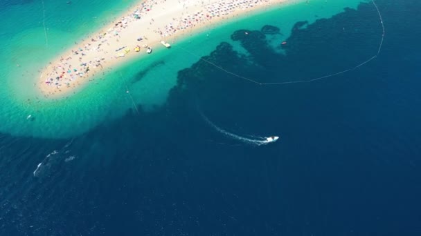 Човен Повільно Відпливає Від Пляжу Бірюзовою Водою — стокове відео