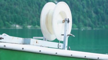 Dağ gölünün kıyısında yeşil bir tekne