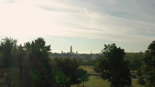 Kamera Ağaçlardan Yükseliyor Arka Planda Augsburg Şehri Var Renk Düzeltmesi — Stok video