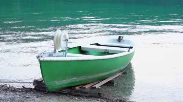Green Boat Shore Mountain Lake — Stockvideo