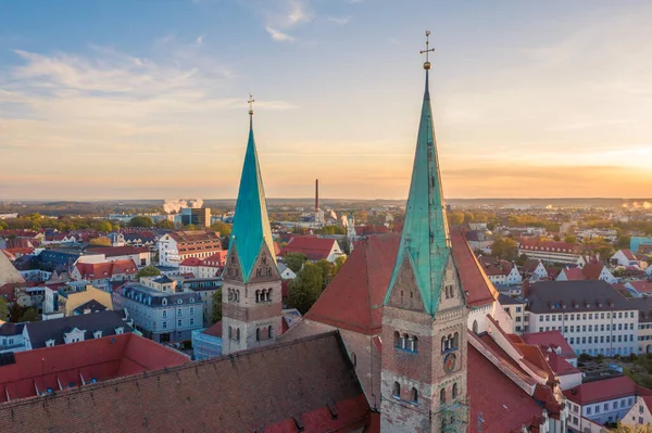 Gündoğumu manzaralı Augsburg Katedrali.