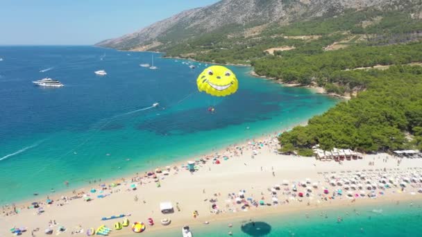 Paralotniarstwo Nad Adriatykiem Pobliżu Wyspy Brac Chorwacja — Wideo stockowe