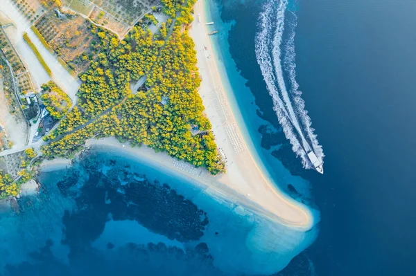 Zlatni Rat 'te panoramik hava manzarası. Havadan kumsal ve deniz. Hırvatistan 'da ünlü bir yer. Drone 'dan yaz deniz manzarası. Seyahat - resim