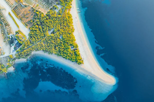 Zlatni Rat 'te panoramik hava manzarası. Havadan kumsal ve deniz. Hırvatistan 'da ünlü bir yer. Drone 'dan yaz deniz manzarası. Seyahat - resim