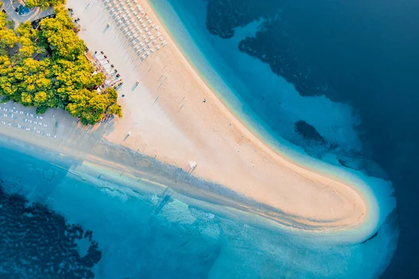 Zlatni Rat 'te panoramik hava manzarası. Havadan kumsal ve deniz. Hırvatistan 'da ünlü bir yer. Drone 'dan yaz deniz manzarası. Seyahat - resim