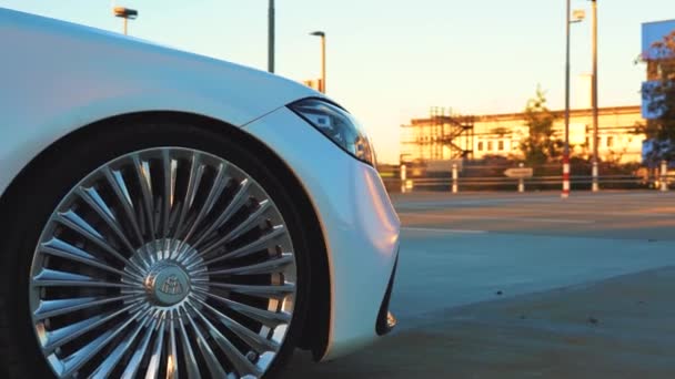 White Mercedes Maybach Roof Parking Lot Sunset — Stockvideo