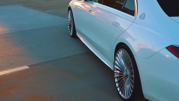 Weißer Mercedes Maybach Auf Dem Dach Des Parkplatzes Bei Sonnenuntergang — Stockvideo