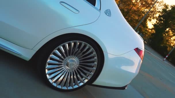 Witte Mercedes Maybach Het Dak Van Parkeerplaats Bij Zonsondergang — Stockvideo