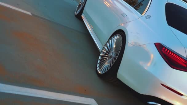 日落时分 一辆白色奔驰在停车场的屋顶上 — 图库视频影像