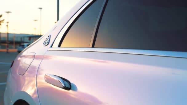 Λευκή Mercedes Maybach Στην Οροφή Του Πάρκινγκ Ηλιοβασίλεμα — Αρχείο Βίντεο