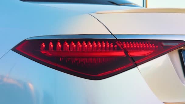 Biały Mercedes Maybach Dachu Parkingu Zachodzie Słońca — Wideo stockowe
