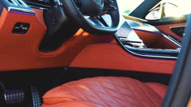 Augsburg, Bavyera, Almanya - Ekim 2022: Mercedes Maybach W223 iç mekan gün batımında