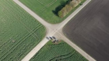 Bisiklet süren bir alandaki bir kavşağın üst görünümü.