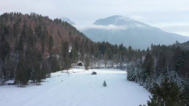 Farchant köyünün yakınındaki Bavyera 'daki Alplerin manzarası.