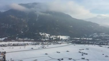 Farchant köyü yakınlarındaki Bavyera 'daki Alpler' de bir trenin hava görüntüsü..