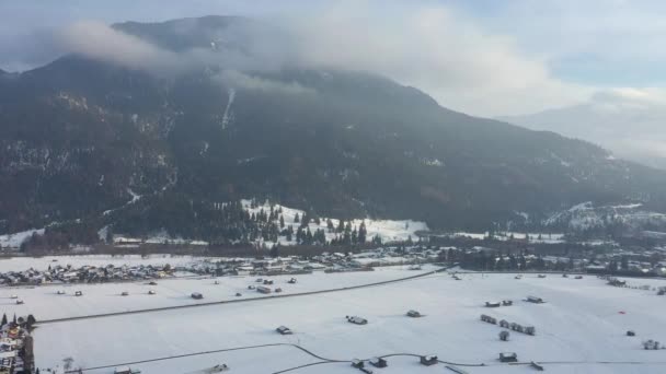 Luchtfoto Van Een Trein Alpen Beieren Bij Het Dorp Farchant — Stockvideo
