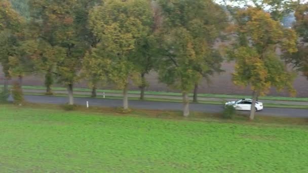 德国巴伐利亚奥格斯堡 2022年10月 一辆白色奔驰车驶过一条秋季小巷 — 图库视频影像