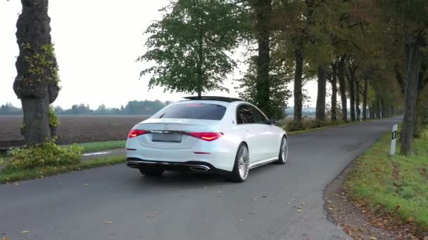 德国巴伐利亚奥格斯堡 2022年10月 一辆白色奔驰车驶过一条秋季小巷 — 图库视频影像