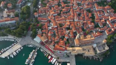 Hırvatistan 'ın eski Krk kasabasının panoramik manzarası, arka planda katedral kulesi ve deniz manzarası