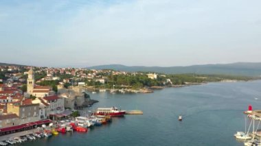 Hırvatistan 'ın eski Krk kasabasının panoramik manzarası, arka planda katedral kulesi ve deniz manzarası