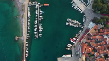 Hırvatistan 'ın Krk adasındaki büyüleyici Krk kasabasının hava görüntüsü, bir insansız hava aracından ele geçirildi.