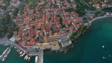 Hırvatistan 'ın eski Krk kasabasının panoramik manzarası, arka planda katedral kulesi ve deniz manzarası