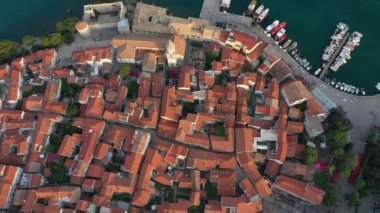 Hırvatistan 'ın eski Krk kasabasının panoramik manzarası, arka planda katedral kulesi ve deniz manzarası