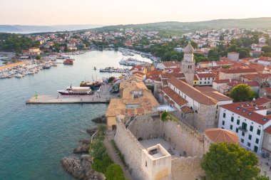 Liman ve Kırmızı Döşemeli Kıyı Kenti Krk 'un Hava Görüntüsü