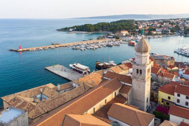 Liman ve Kırmızı Döşemeli Kıyı Kenti Krk 'un Hava Görüntüsü