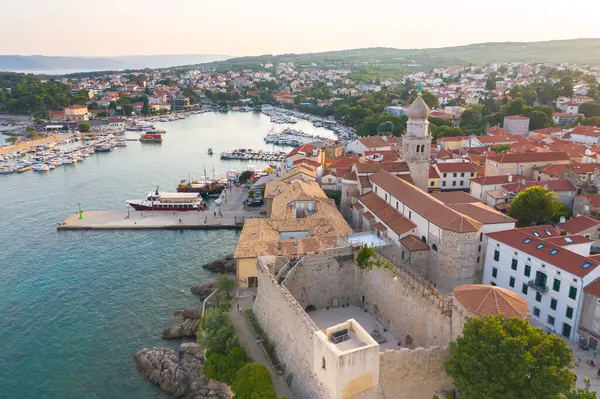 Liman ve Kırmızı Döşemeli Kıyı Kenti Krk 'un Hava Görüntüsü