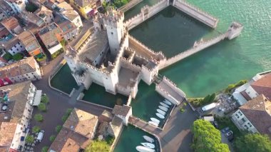 Kale Sirmione lake Garda, İtalya