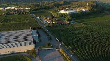 Garda Gölü 'nün doğuşunda dağ manzarası