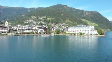 Zeller Gölü 'nden Zell am' e bak. Zell am 'ın güzel manzarası Avusturya' daki Tirol Alplerinde.