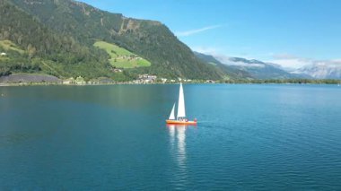 Beyaz yelkenli bir yat Zeller Gölü 'nde yelken açar.