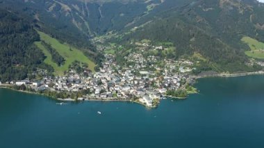 Zeller Gölü 'nden Zell am' e bak. Zell am 'ın güzel manzarası Avusturya' daki Tirol Alplerinde.