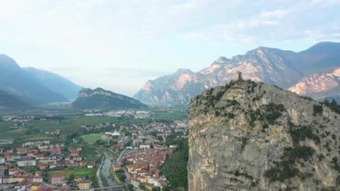 Arco Kalesi, Arco ve Trentino 'daki Sarca Vadisi' nin yukarısındaki önemli bir çıkıntıda bulunan kaleyi harap etti. Hava görünümü