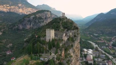 Arco Kalesi, Arco ve Trentino 'daki Sarca Vadisi' nin yukarısındaki önemli bir çıkıntıda bulunan kaleyi harap etti. Hava görünümü