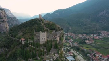 Arco Kalesi, Arco ve Trentino 'daki Sarca Vadisi' nin yukarısındaki önemli bir çıkıntıda bulunan kaleyi harap etti. Hava görünümü