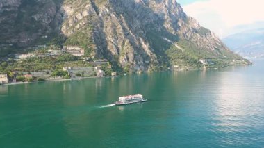 LIMON SUL GARDA, İTALYA - 10 Ağustos 2024: feribot Garda Gölü 'ndeki limana gidiyor..